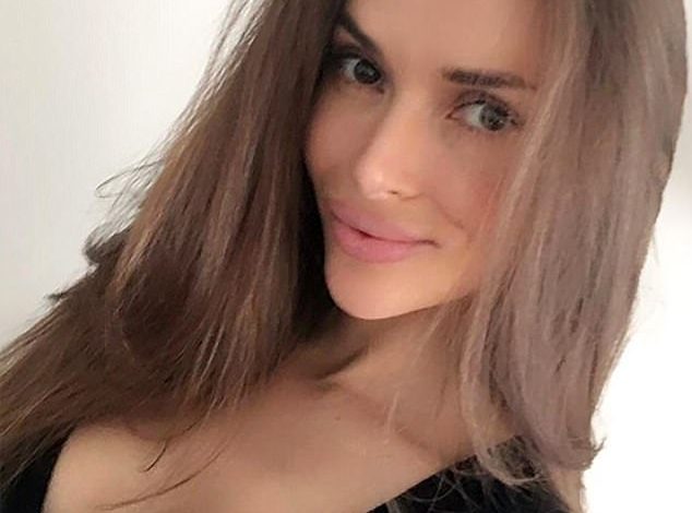 Çfarë i ndodh gjoksit 13 vite pas operacionit plastik? Vajza publikon foton e “frikshme”
