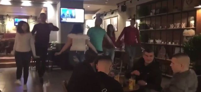 Si nëpër filma: Djali nga Elbasani e propozon të dashurën në sy të të gjithëve, por ajo i tha… (VIDEO)
