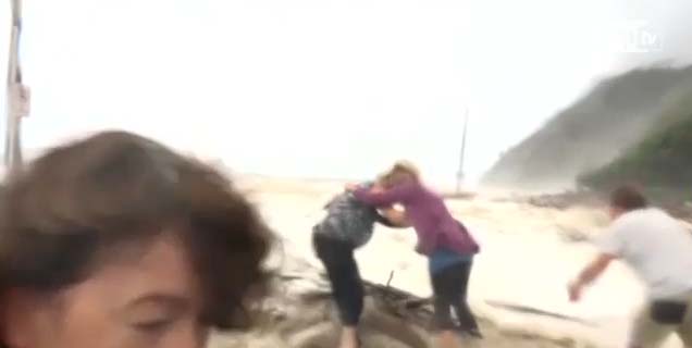 Video/ Zelanda e re, cikloni godet papritur, dallga mbërrin në transmetim direkt
