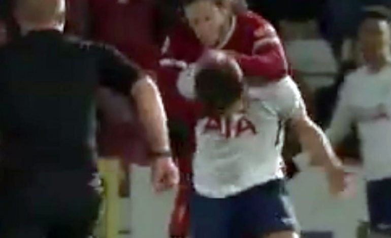 “Çmendet” Lallana: sulmon kundërshtarin 19-vjeçar (Video)
