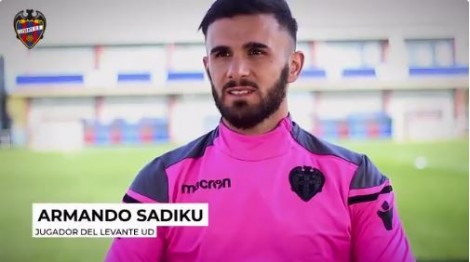 VIDEO/ Sadiku i bëri për vete me spanjishten, tifozët tallen me Gareth Bale
