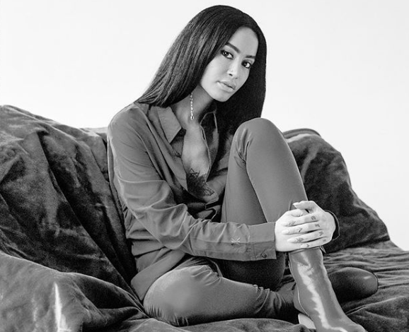Dafina Zeqiri i ndezi të gjithë me foton e fundit! Shfaqet topless, duke mbuluar gjoksin me… (FOTO)