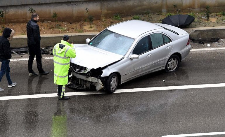 AKSIDENT në Rrugën e Kombit/ AVOKATI përplas makinën e policisë dhe ikën nga vendngjarja