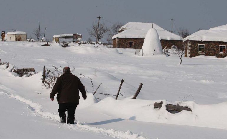 Mes dëborës dhe pa drita/ 125 familje në një fshat të Bulqizës të bllokuara prej 5 ditësh