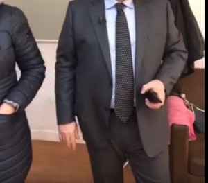 “Sa je shëndoshur ti”, deputeti i PD i habitur: Pse duket shumë? (VIDEO)