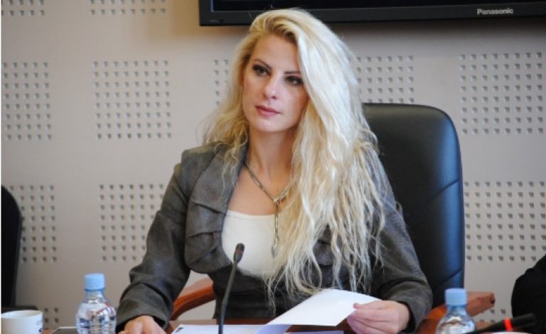 Deputetja seksi që “huton” Ramush Haradinajn publikon pozat provokuese nga pushimet (FOTO)