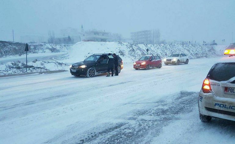 BORE DHE NGRICA/ Ja situata deri në mesditë, akset e bllokuara dhe ku duhet të bëni kujdes