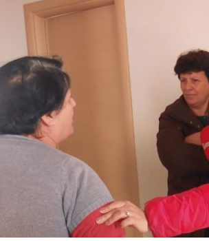 “Mos më thuaj mua nuk shikon TI”! Drejtoresha e Entit të Banesave përplaset me qytetarët (VIDEO)