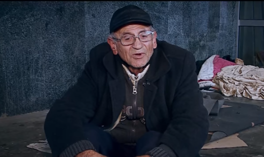 “Që 12 vjeç s’kam fjetur nën çati”, endacakët rrëfejnë dramat por ja çfarë iu ndodh