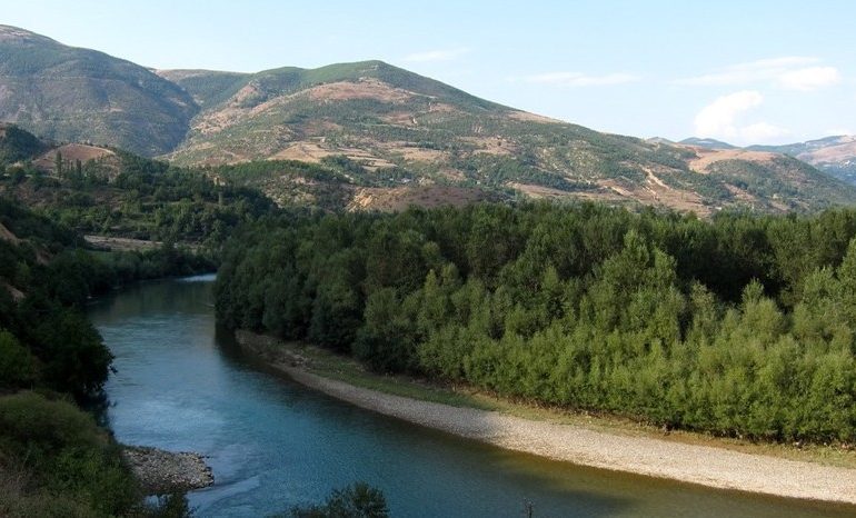 Mëngjes tragjik, shkodrani bie nga biçikleta, mbytet në lumin Drin