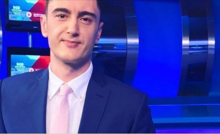 Qeshni me LOT! Moment i sikletshëm, Drini Zeqon e zë lemza duke dhënë lajmet (VIDEO)