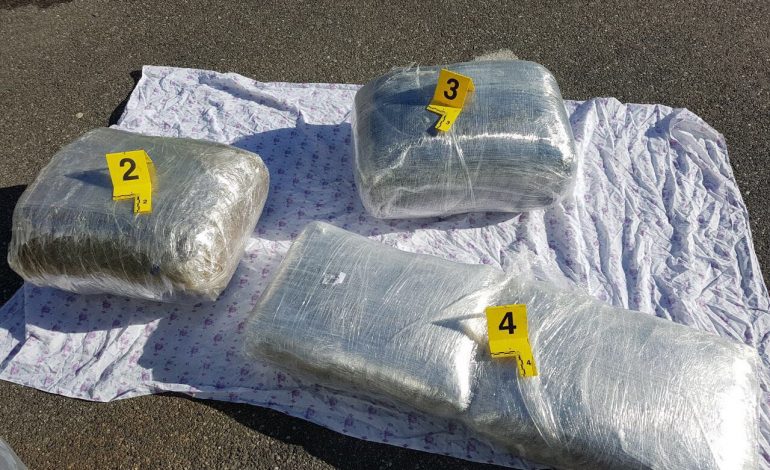 60 kg drogë dhe arsenal armësh, zbulohet ku i fshihte 58-vjeçari nga Kuçova (EMRI)