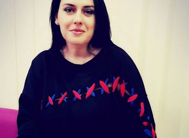 Prezantuesja shqiptare bën deklaratën shokuese: Haja dru çdo ditë dhe kisha frikë…