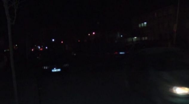 “Nxirr celularin o vllai …”/ Në DURRËS nuk ka drita përgjatë rrugëve. Njerëzit lëvizin në errësirë