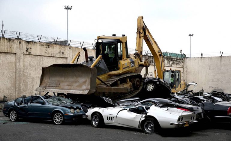 “Çmendet” presidenti i Filipineve, rrafshon me buldozer makinat luksoze të kriminelëve (FOTO)