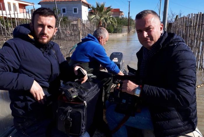 PËRMBYTJET/ Këta gazetarë i sfidojnë të gjithë, raportim mbi gomone