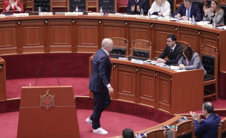 Detaji i veshjes së Ramës që tërhoqi vëmendje. Ja si shkoi kryeministri në Parlament