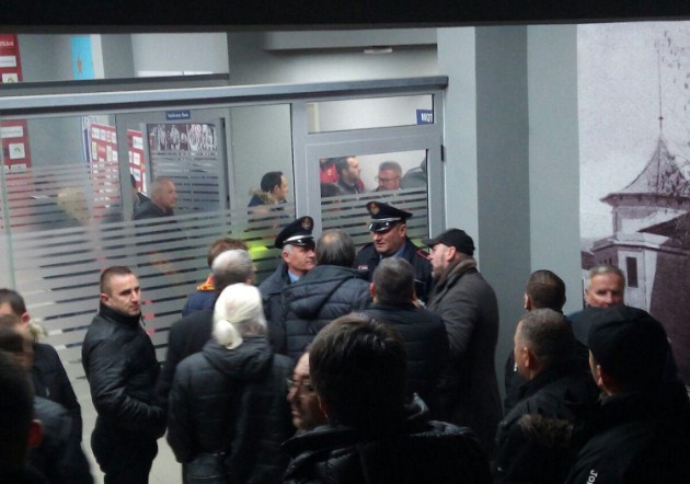 Tension në dhomat e zhveshjes, policia ndalon Starovën
