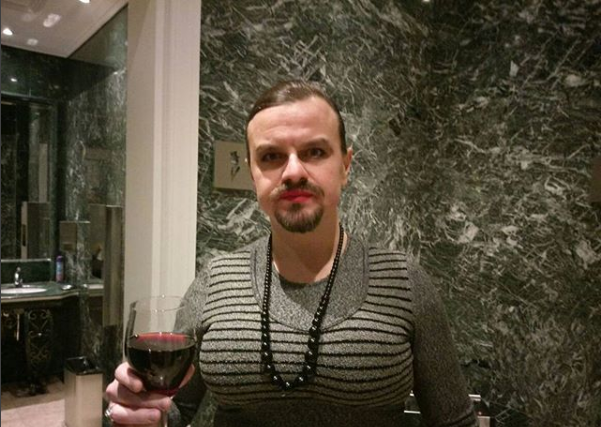 Pas postimit me tanga, aktori shfaqet sërish me “brekë” duke numëruar lekët e… (FOTO)