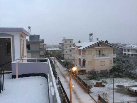 Reshje të mëdha bore në Elbasan, problematike situata në aksin Elbasan-Tuneli i Kërrabës (FOTO)