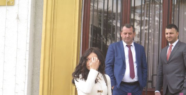 Elisa Spiropalin po e “gjuajnë” nga pas! Mos e humbisni (FOTO)