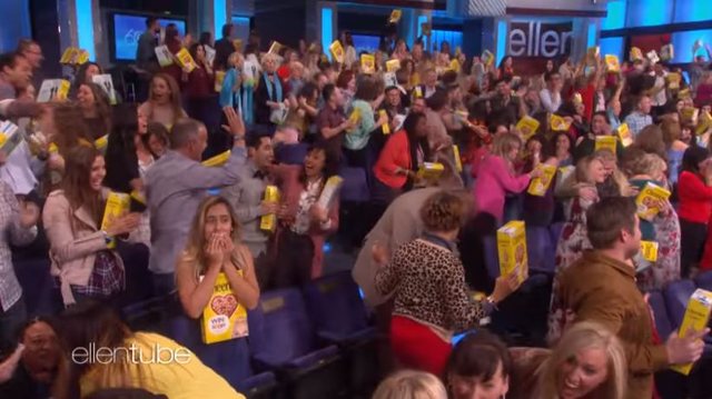 Moderatorja e njohur surprizon publikun, i dhuron 1 milion dollarë! (FOTO+VIDEO)