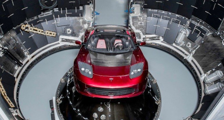 TEKNOLGJIA S’KA TË SOSUR/ Themeluesi i “TESLA” nis planin për të çuar makinën e parë në hënë