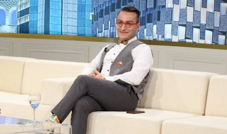 Elton Ilirjani, homoseksuali me këmbë në tokë që nuk bën viktimën. Por as nuk rreh gjoksin