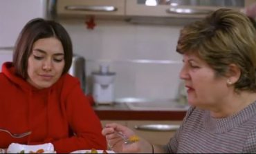 "Adhuroj gatimet e mamit", Elvana "fëlliqet keq" nga detaji në dokumentarin e saj
