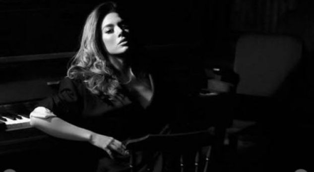 Elvana paraqitet në tri dimensione artistike seksi (FOTO)