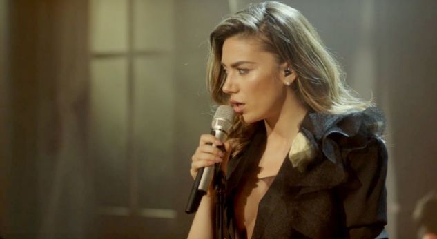 Elvana publikon albumin e ri! Ja kush janë këngët e reja… (VIDEO)