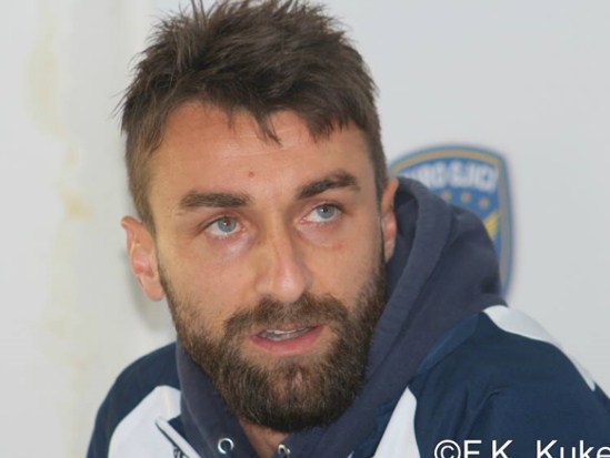 Tifozët sherr me Bakajn, policia shoqëron sulmuesin | FOTO