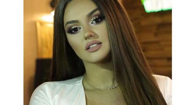 Enca Haxhia në telashe! Del nga natyra e saj ekspresive dhe… kërkon ndihmë në Zot (FOTO)