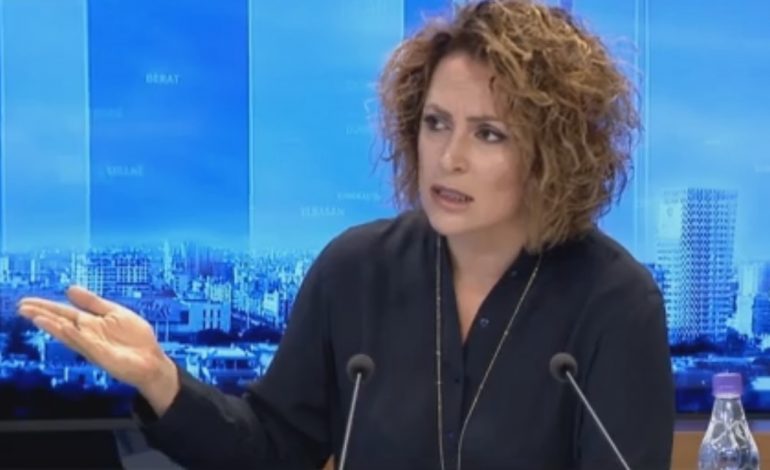 Eni Vasilit i shpërthen këmisha gjatë emisionit. Ju sigurojmë se dukej shumë TUNDUESE (FOTO)