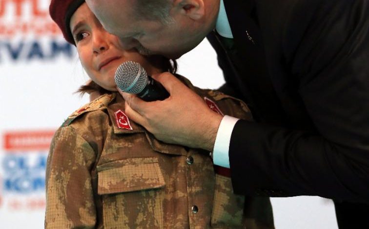 (VIDEO+FOTO) Erdogan përdor edhe fëmijët për mesazhe lufte/ Nëse bini martirë, do ju mbulojmë me flamur. Shpërthen Salla: Na dërgo në luftë…