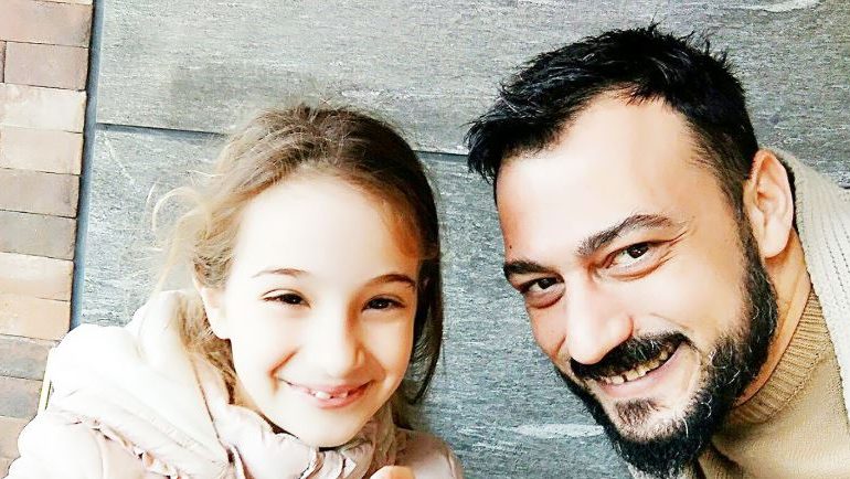 Vajza e aktorit shqiptar dëshiron mbiemrin e nënës, ja si reagon ai