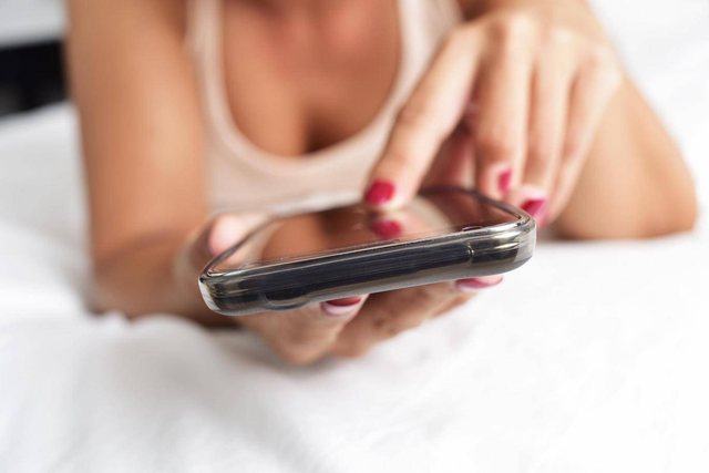 Para se t’i dërgoni foto mendohuni mirë: Seksi virtual mund t’ju shkatërrojë lidhjen
