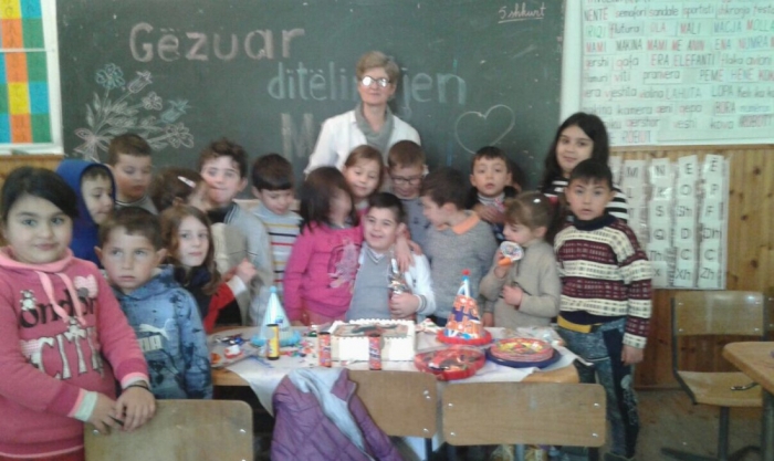 Djali me sindromën down ka ditëlindjen, ministrja e uron përmes rrjeteve sociale (FOTO)