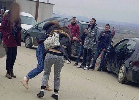 I kishte të dashura të dyja, djali nga Korça fut vajzat në sherr: Ku*vë, do t’q* robt