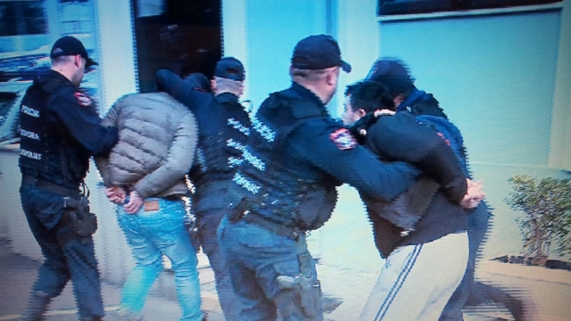 FOTO+VIDEO/ Historia e kushërinjëve HOXHALLARI, të dyshuar për vrasjen e Devi Kasmit dhe e shkuara e errët