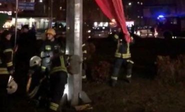 Incidenti me flamurin kuq e zi në Prishtinë, ish-ministri i PD: Vëlla, ma ule kokën me turp