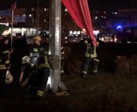 Incidenti me flamurin kuq e zi në Prishtinë, ish-ministri i PD: Vëlla, ma ule kokën me turp