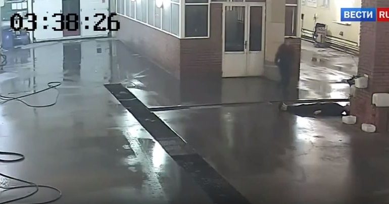 NDODH DHE KJO/ Nuk pranoi t’i lajë makinën, drejtuesi i mjetit VRET punonjësin e lavazhit (VIDEO)