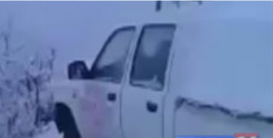 MOTI I KEQ/ Me rrota në ajër në mes të borës, shihni si qëndron makina e OSHEE buzë greminës (VIDEO)