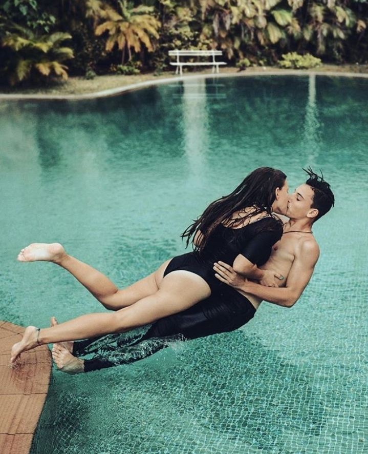 Parallel panjara ustidagi yalangoch qiz Kavkaz porno jinsiy aloqa video