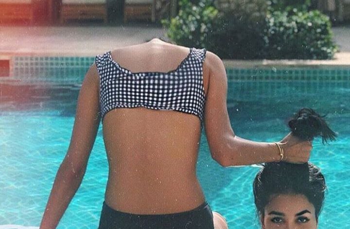 Nuk keni ide për të realizuar fotot? Këto poza do t’ju bëjnë shumë të ndjekur në rrjet