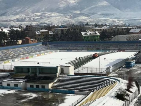 (FOTO) Kukësi-Tirana/ Fusha e mbuluar me borë, në stadium mbërrin borëpastruesja