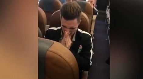 Futbollisti rus fshin hundët me kartëmonedha, kritikat në rrjetet sociale e mbysin (VIDEO)