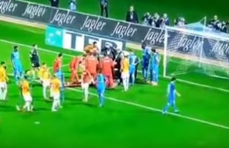 Momente ankthi në fushë, sulmuesit të Galatasarait i bie sërish të fikët (VIDEO)