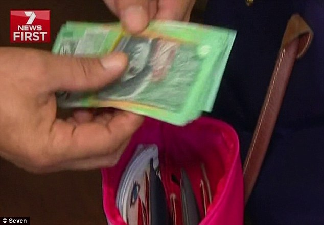 “DailyMail”/ Shqiptari merr bekime pa fund, i kthen çantën me 6 mijë $ pensionistes. Rrëfimi i plotë (VIDEO)